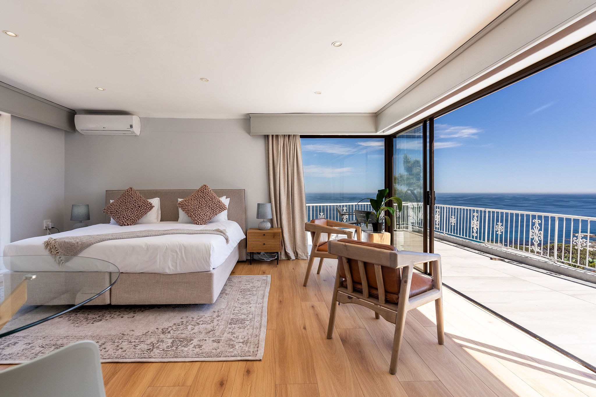 A bedroom at Camps Bay Charm in Bakoven, opening onto the terrace and the sea